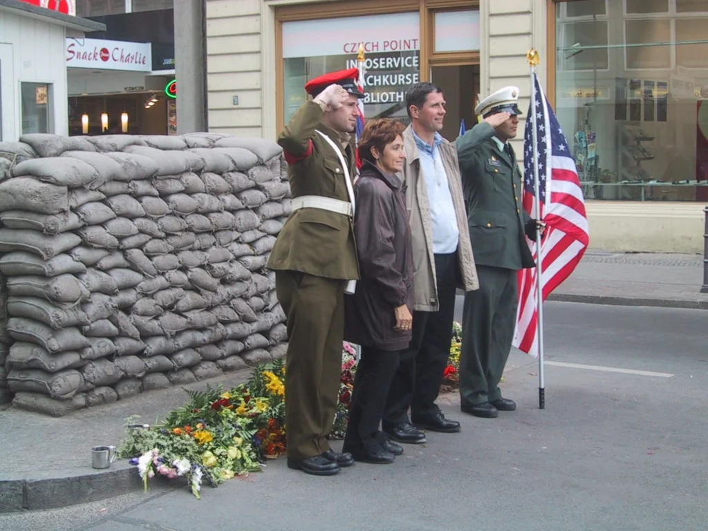 Touristes à Checkpoint Charlie - Plus rien n'est authentique